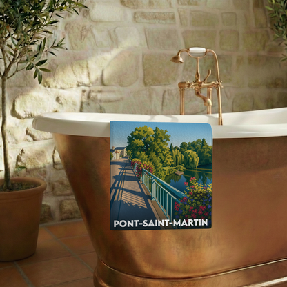 Serviette de bain souvenir de Pont-Saint-Martin ornée d'une illustration colorée de la ville.