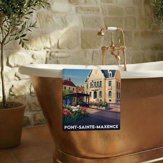 Serviette de bain souvenir de Pont-Sainte-Maxence ornée d'une illustration stylisée de l'hôtel de ville fleuri.