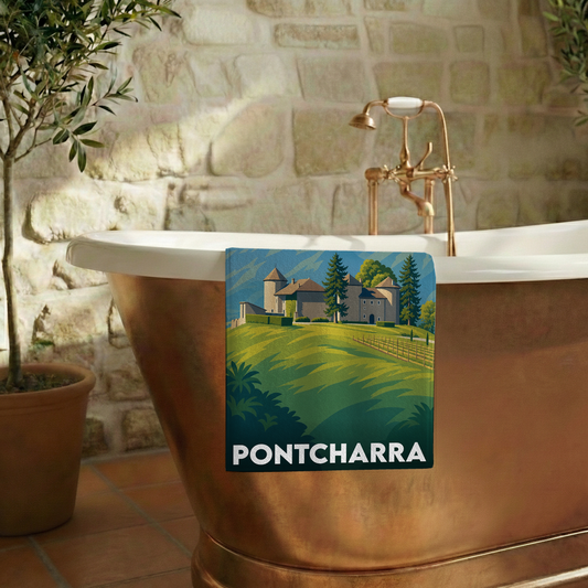 Serviette de bain souvenir de la ville de Pontcharra avec une illustration stylisée de son château.