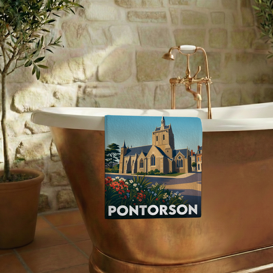Serviette de bain souvenir de la ville de Pontorson avec une illustration stylisée.