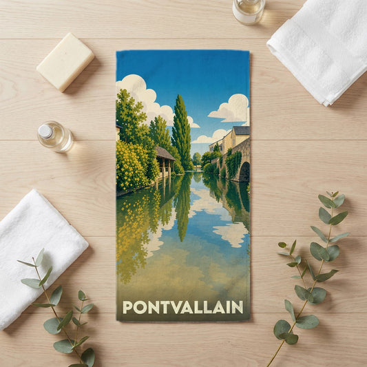 Serviette de bain souvenir de Pontvallain illustrée d'un paysage calme au bord de l'eau.