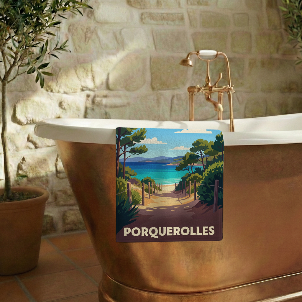 Serviette de bain souvenir de la ville de Porquerolles avec une illustration stylisée de son paysage côtier.