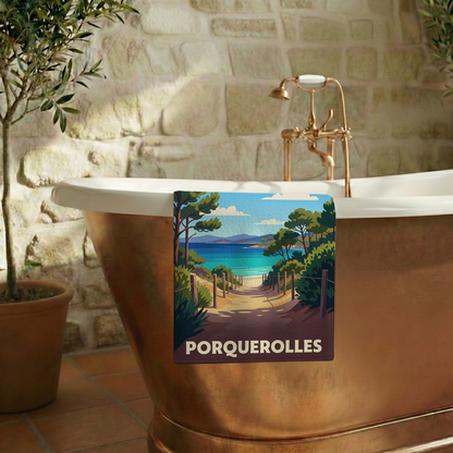 Serviette de bain souvenir de la ville de Porquerolles avec une illustration stylisée de son paysage côtier.
