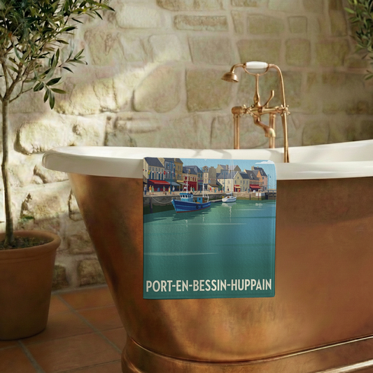 Serviette de bain souvenir de la ville de Port-en-Bessin-Huppain avec une illustration stylisée.