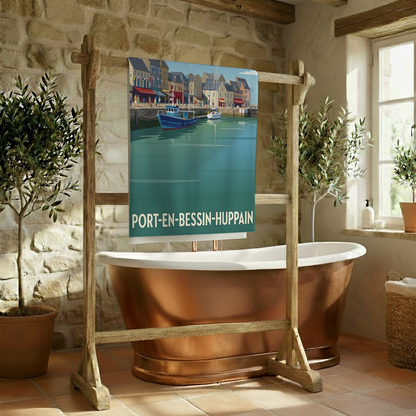 Serviette de bain souvenir de la ville de Port-en-Bessin-Huppain avec une illustration stylisée du port.