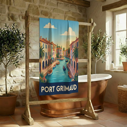 Serviette de bain souvenir de Port Grimaud avec une illustration stylisée et colorée de la ville.