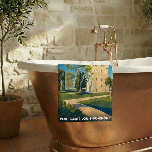 Serviette de bain souvenir de Port-Saint-Louis-du-Rhône illustrant une tour historique dans un parc boisé.