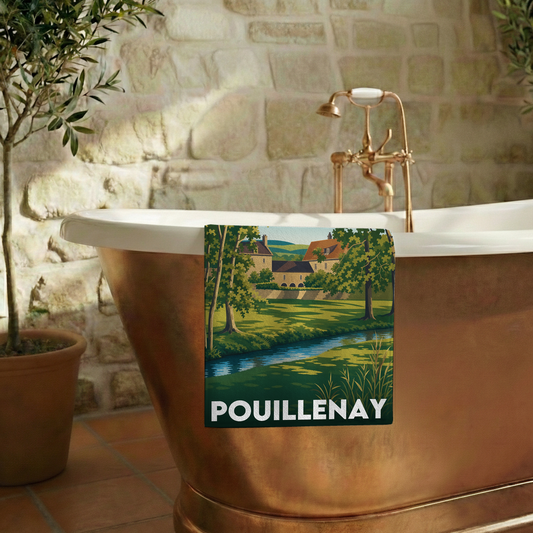 Serviette de bain souvenir de la ville de Pouillenay avec une illustration stylisée d'un paysage rural.