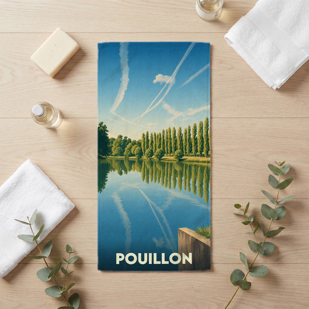 Serviette de bain souvenir de la ville de Pouillon illustrant un paysage de lac paisible.