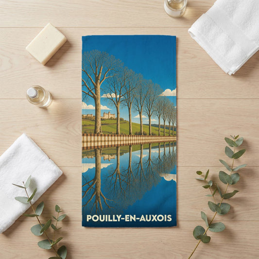 Serviette de bain souvenir de la ville de Pouilly-en-Auxois avec une illustration stylisée d'un paysage arboré se reflétant dans l'eau.