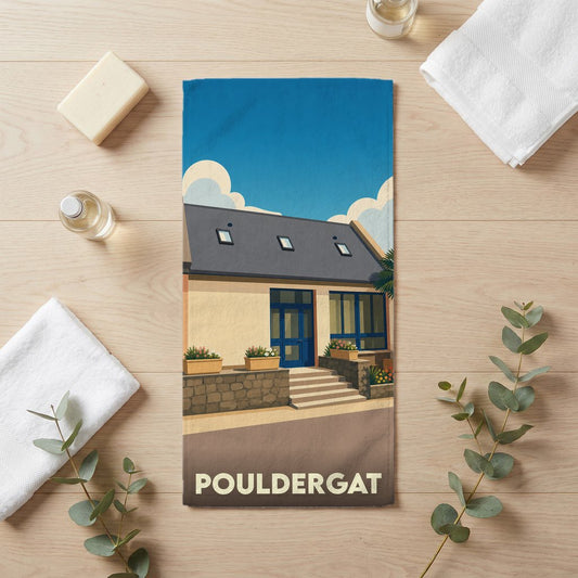 Serviette de bain souvenir de la ville de Pouldergat avec une illustration stylisée d'une maison bretonne.