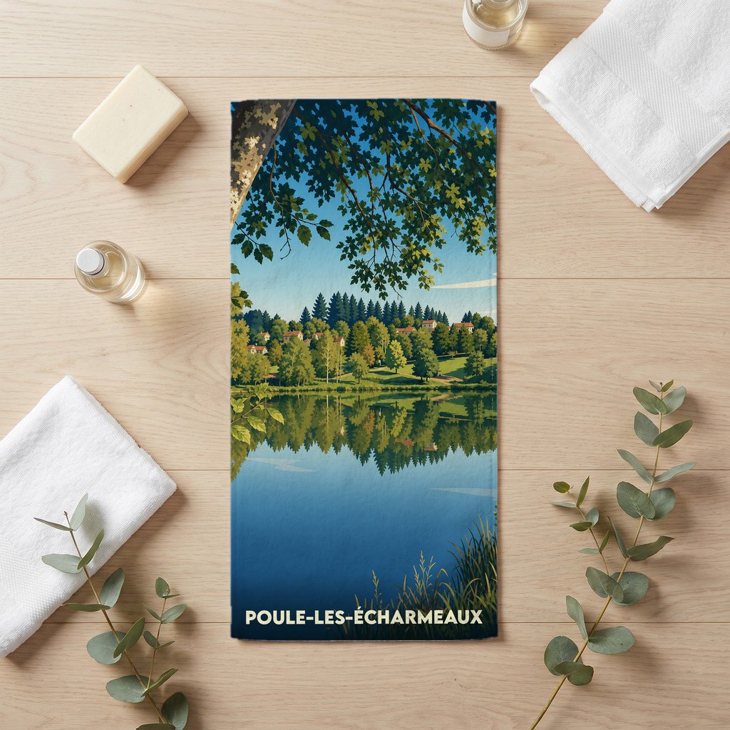 Serviette de bain souvenir de la ville de Poule-les-Écharmeaux illustrée d'un paysage de lac et de forêt.