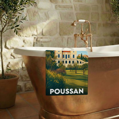 Serviette de bain souvenir de la ville de Poussan avec une illustration stylisée d'un domaine provençal.