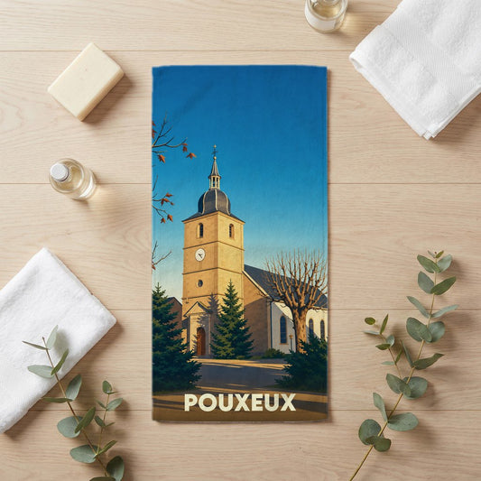 Serviette de bain souvenir de la ville de Pouxeux illustrée d'une église sous un ciel bleu.