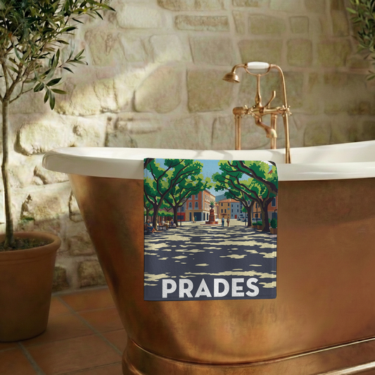 Serviette de bain souvenir de la ville de Prades avec une illustration stylisée.