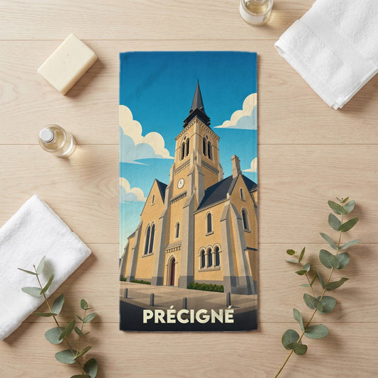 Serviette de bain souvenir de la ville de Précigné avec une illustration stylisée de son église.