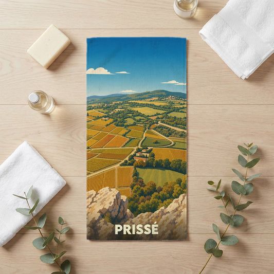 Serviette de bain souvenir de la ville de Prissé illustrée d'un paysage de vignobles vus depuis les roches.