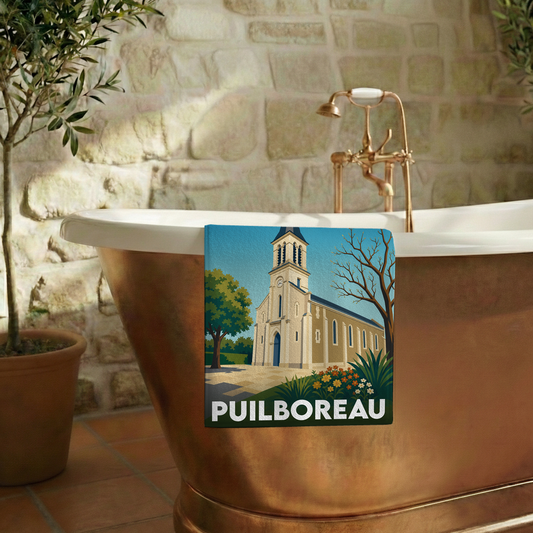 Serviette de bain souvenir de la ville de Puilboreau avec une illustration stylisée de son église.