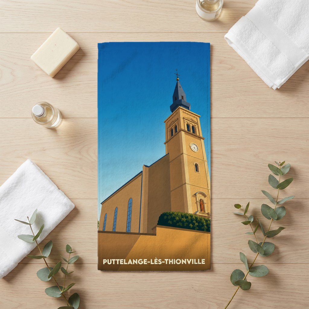 Serviette de bain souvenir de la ville de Puttelange-lès-Thionville avec une illustration stylisée de son église.