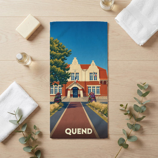 Serviette de bain souvenir de la ville de Quend illustrant la façade de sa mairie.
