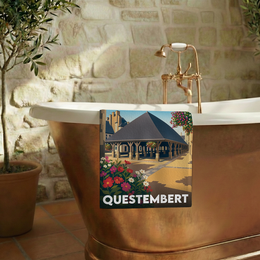 Serviette de bain souvenir de la ville de Questembert avec une illustration stylisée des halles historiques.