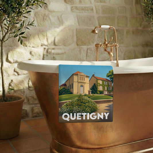 Serviette de bain souvenir de la ville de Quetigny avec une illustration stylisée.