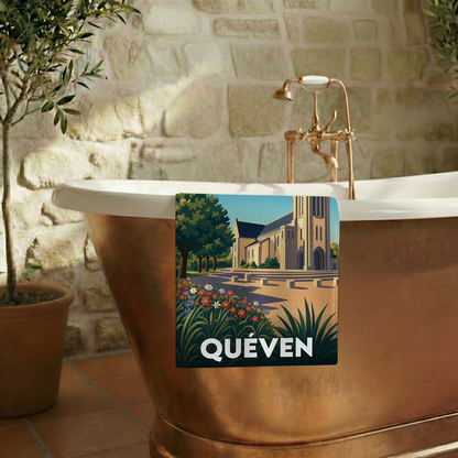 Serviette de bain souvenir de la ville de Quéven avec une illustration stylisée.