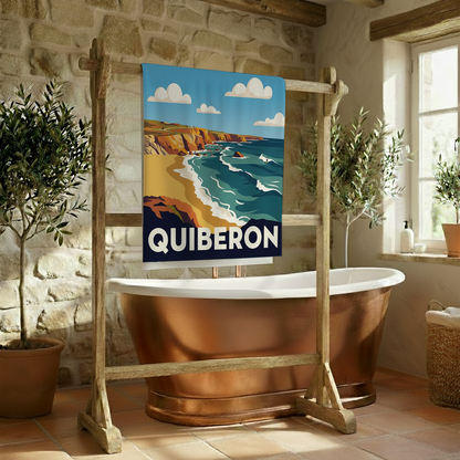Serviette de bain souvenir de la ville de Quiberon avec une illustration stylisée de son littoral.