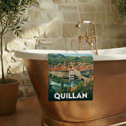Serviette de bain souvenir de la ville de Quillan avec une illustration stylisée.