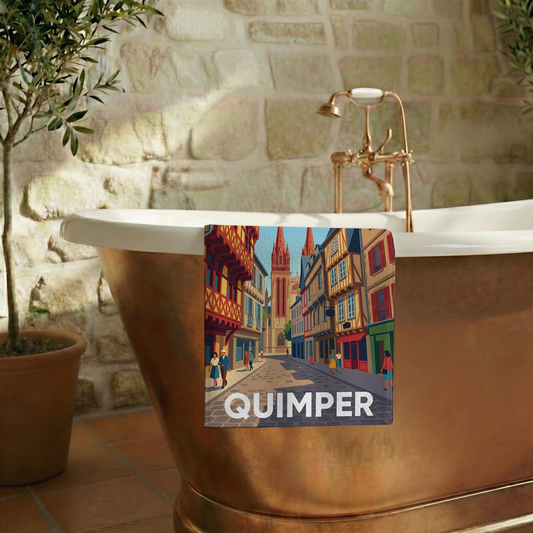 Serviette de bain souvenir de la ville de Quimper avec une illustration stylisée.