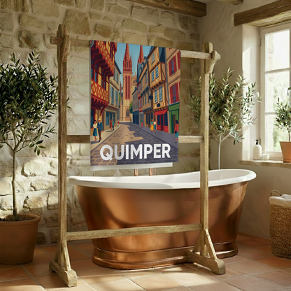 Serviette de bain souvenir de la ville de Quimper avec une illustration stylisée de ses rues historiques.