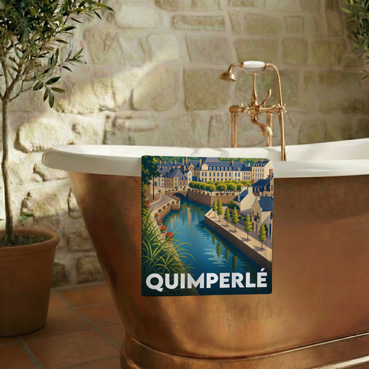 Serviette de bain souvenir de la ville de Quimperlé avec une illustration stylisée.