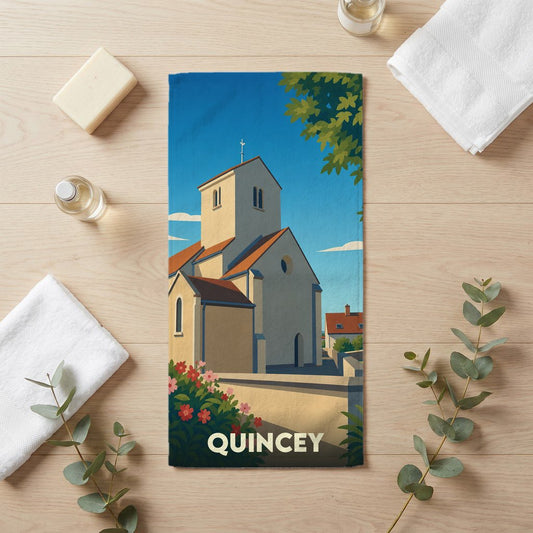 Serviette de bain souvenir de la ville de Quincey illustrée par un dessin stylisé de son église.