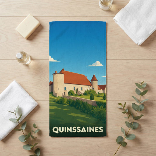 Serviette de bain souvenir de la ville de Quinssaines avec une illustration stylisée.