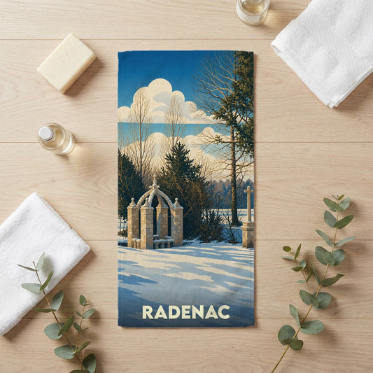 Serviette de bain souvenir de la ville de Radenac avec une illustration hivernale stylisée.