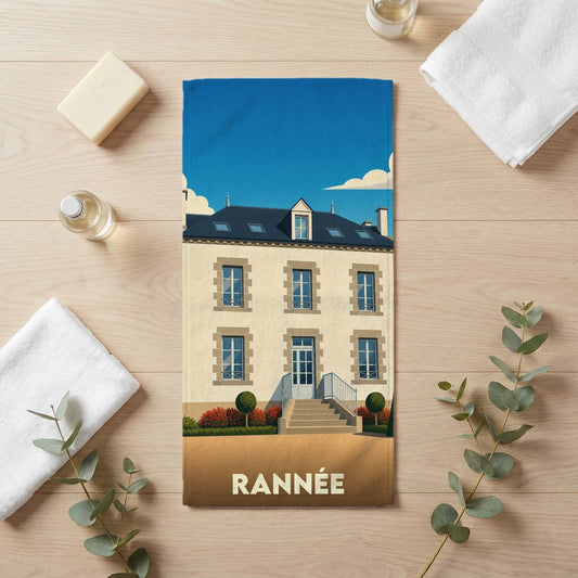 Serviette de bain souvenir de la ville de Rannée avec une illustration stylisée d'une demeure traditionnelle.