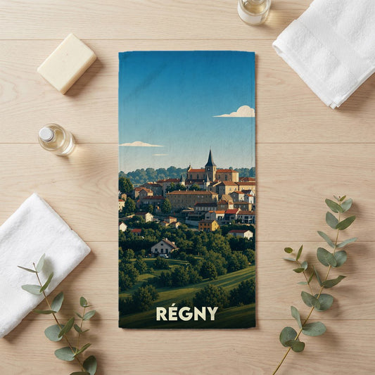 Serviette de bain souvenir de la ville de Régny avec une illustration stylisée d'un village français.