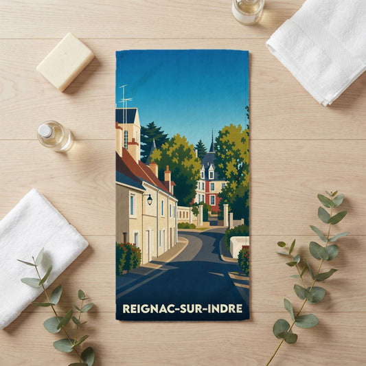 Serviette de bain souvenir de Reignac-sur-Indre avec une illustration stylisée du village.