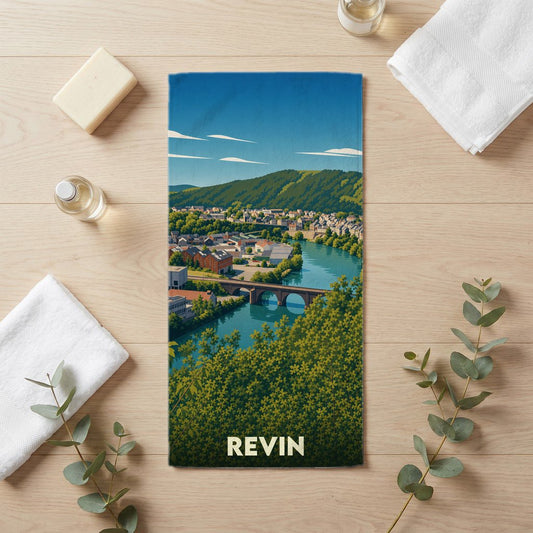 Serviette de bain souvenir de la ville de Revin illustrée d'un paysage panoramique stylisé.