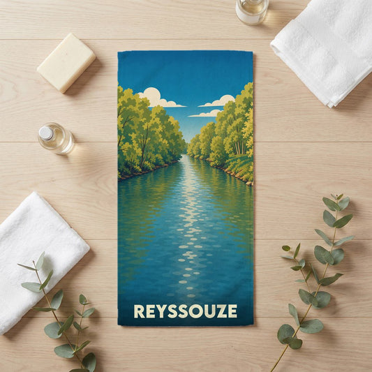 Serviette de bain souvenir de la ville de Reyssouze avec une illustration stylisée d'une rivière bordée d'arbres.
