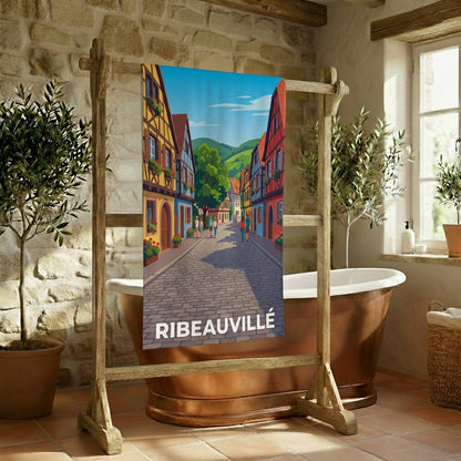 Serviette de bain souvenir de la ville de Ribeauvillé avec une illustration stylisée d'une rue alsacienne.