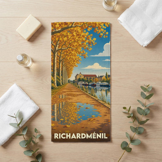 Serviette de bain souvenir de la ville de Richardménil avec une illustration automnale stylisée.