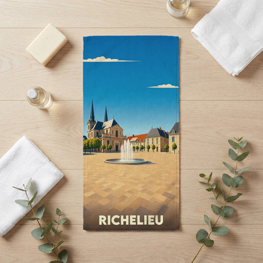 Serviette de bain souvenir de la ville de Richelieu illustrée par une vue stylisée de sa place principale et de sa fontaine.