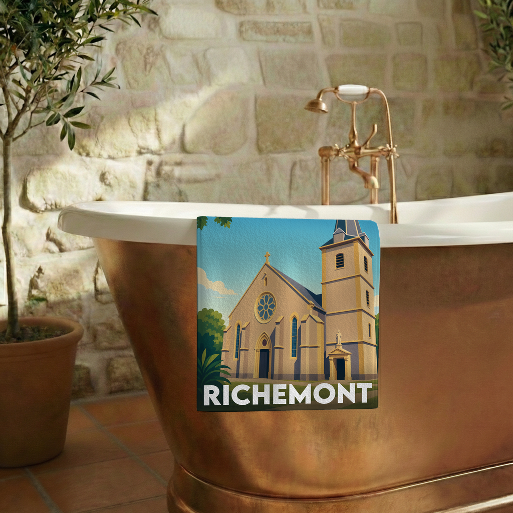 Serviette de bain souvenir de la ville de Richemont avec une illustration stylisée.