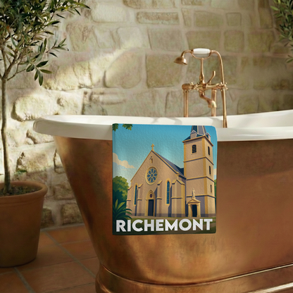Serviette de bain souvenir de la ville de Richemont avec une illustration stylisée.