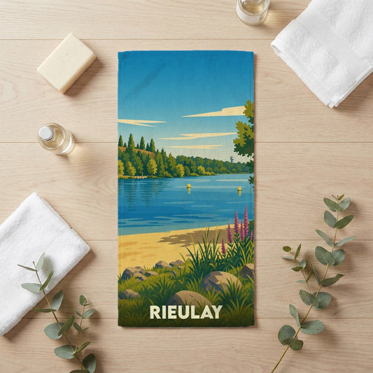 Serviette de bain souvenir de la ville de Rieulay avec une illustration stylisée d'un lac bordé de végétation.