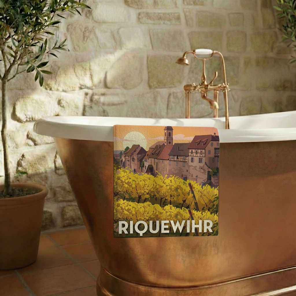 Serviette de bain souvenir de la ville de Riquewihr avec une illustration stylisée de ses vignobles et de ses maisons traditionnelles.
