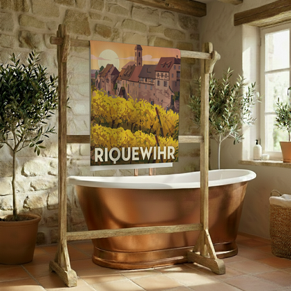 Serviette de bain souvenir de la ville de Riquewihr avec une illustration stylisée de son village et de ses vignobles.