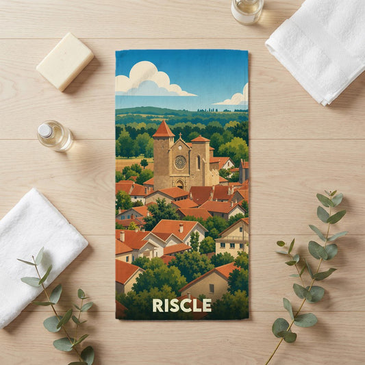 Serviette de bain souvenir de la ville de Riscle avec une illustration stylisée de son église et de ses toits.