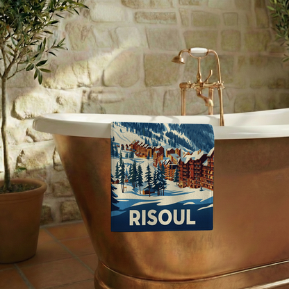 Serviette de bain souvenir de la ville de Risoul avec une illustration stylisée.